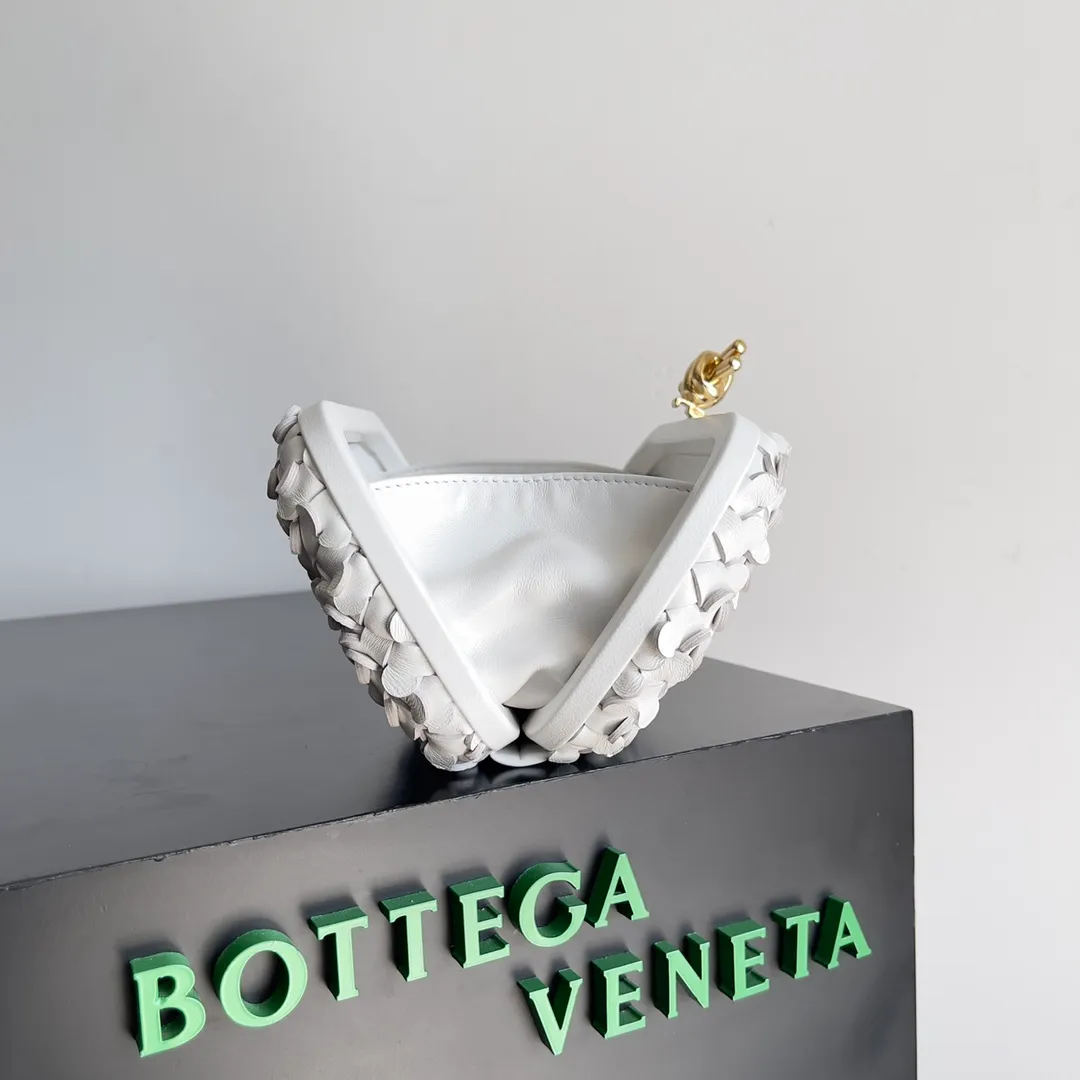 Batch 2080 Bottega Veneta 24 spring fashionable petal woven evening bag. No logo, no matter how shiny, this evening bag has gorgeous colors and eye-catching colors, and the forging of petal craftsmanship reveals the prosperity of spring. Original leather ➕ stainless steel hardware ➕ 24k real gold plating ➕ all handmade. Those who know a little bit about the history of our brand should have heard that the knot is a story of Bottega Veneta, and it is also one of the more important perfectly designed styles. Style number: 717622 Size: 20.5*6*12.5